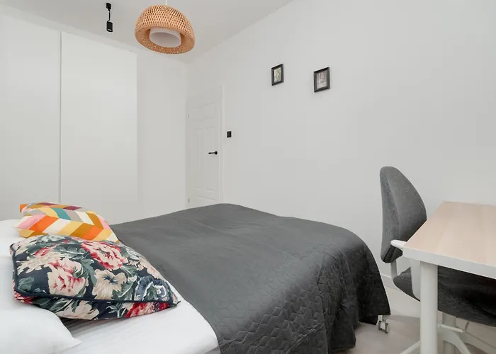 Bright Apartment With Balcony Close To The Poniatowski Park Lodz By Noclegi Renters