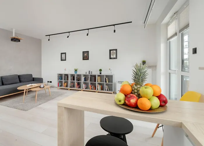 Bright Apartment With Balcony Close To The Poniatowski Park Lodz By Noclegi Renters