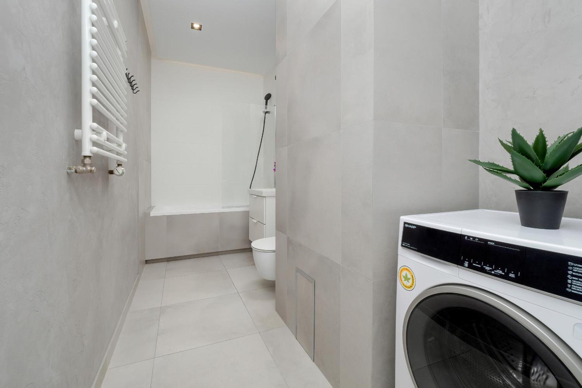 Bright With Balcony Close To The Poniatowski Park By Renters *