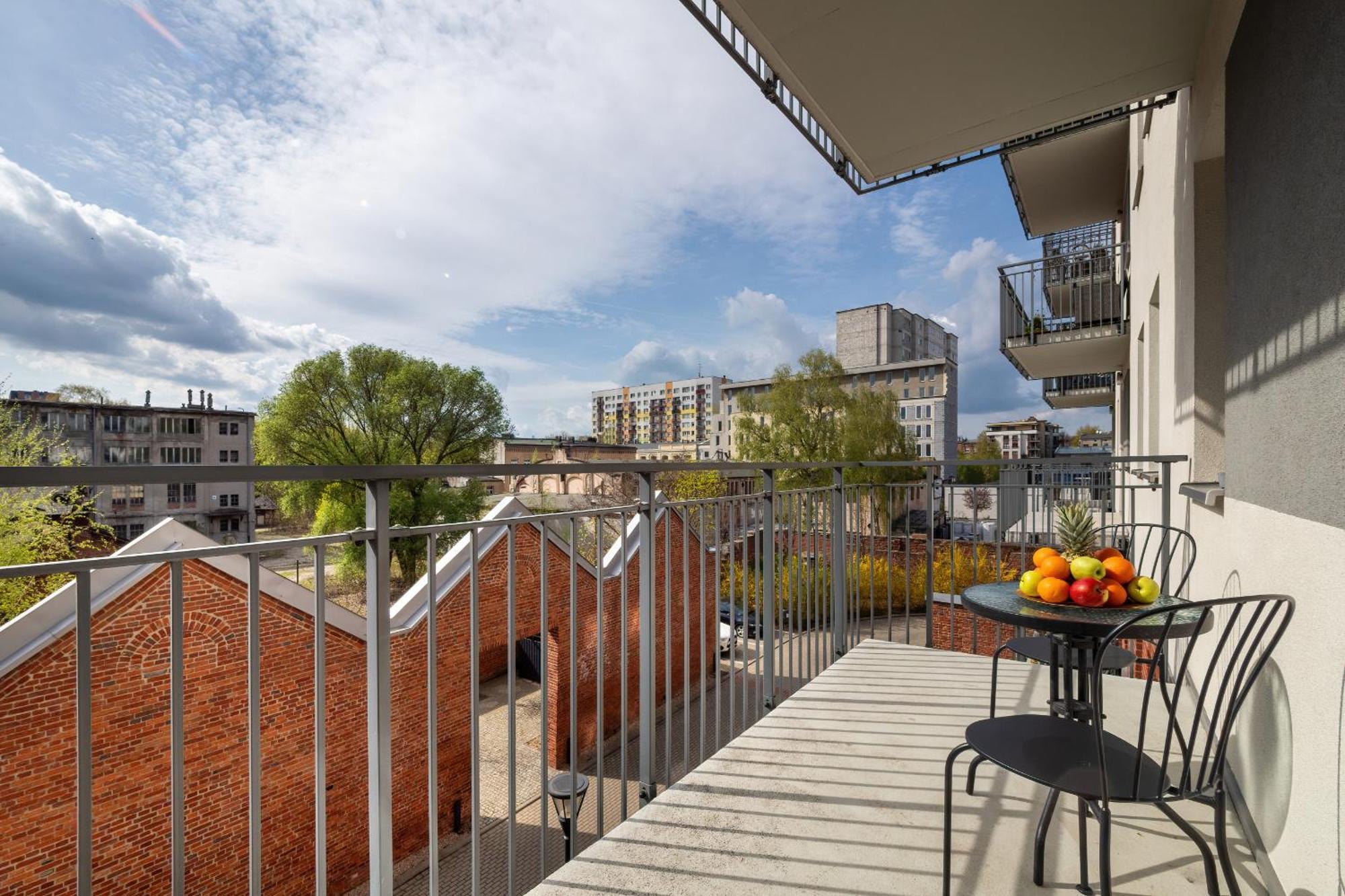 Bright With Balcony Close To The Poniatowski Park By Renters